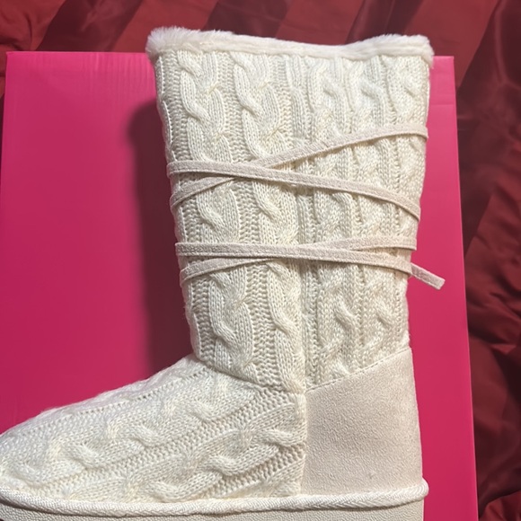 Cream colored Snow Boots. Brand New never been worn. - Picture 3 of 4